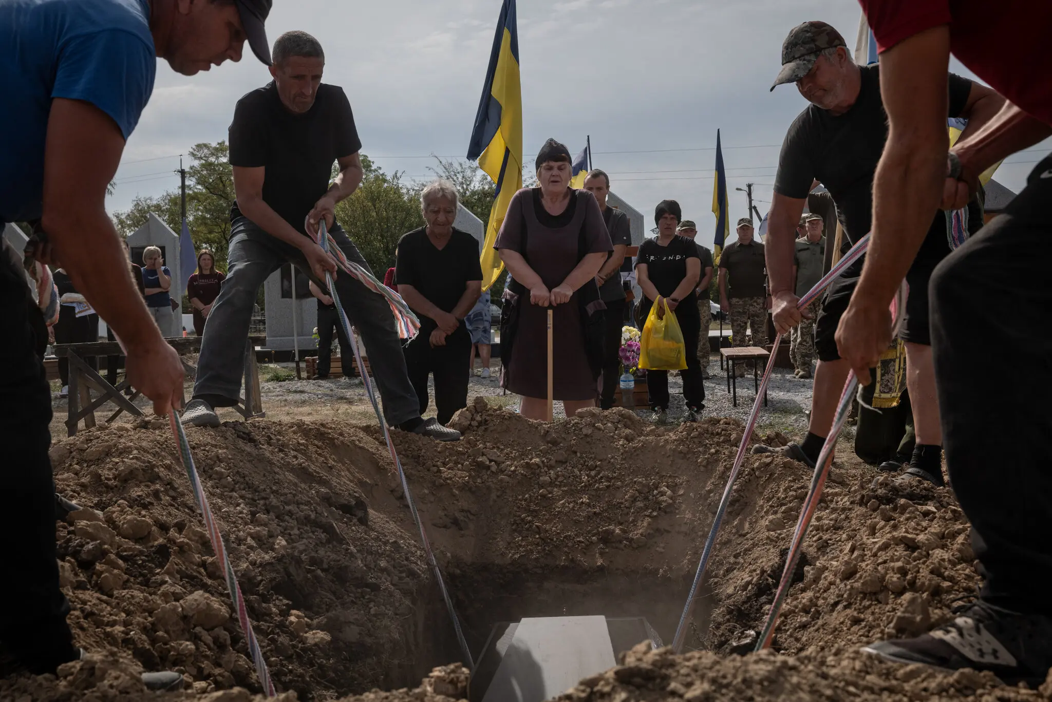 Похорони минулого місяця в Дніпрі, Україна, військовослужбовця, який загинув під час російського удару по місту Покровськ.